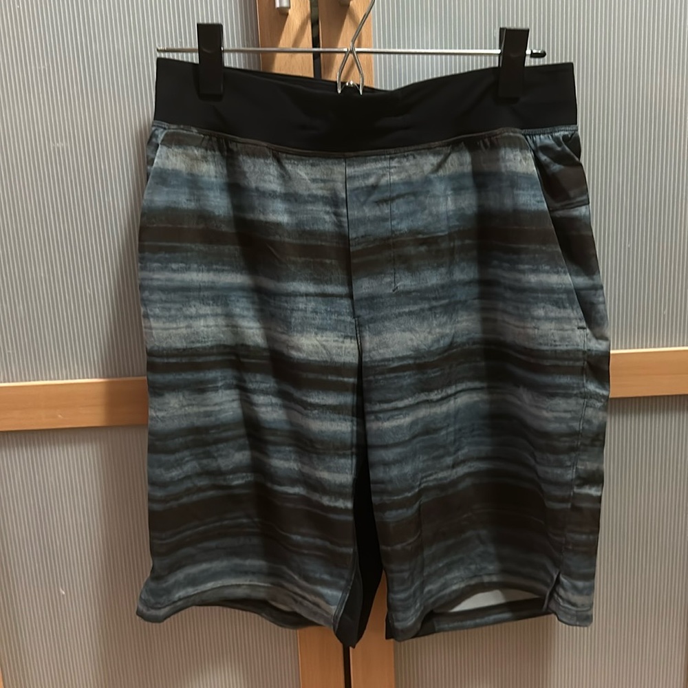 Lululemon T.H.E. Short *Linerless 9” Sz small black blue stripes